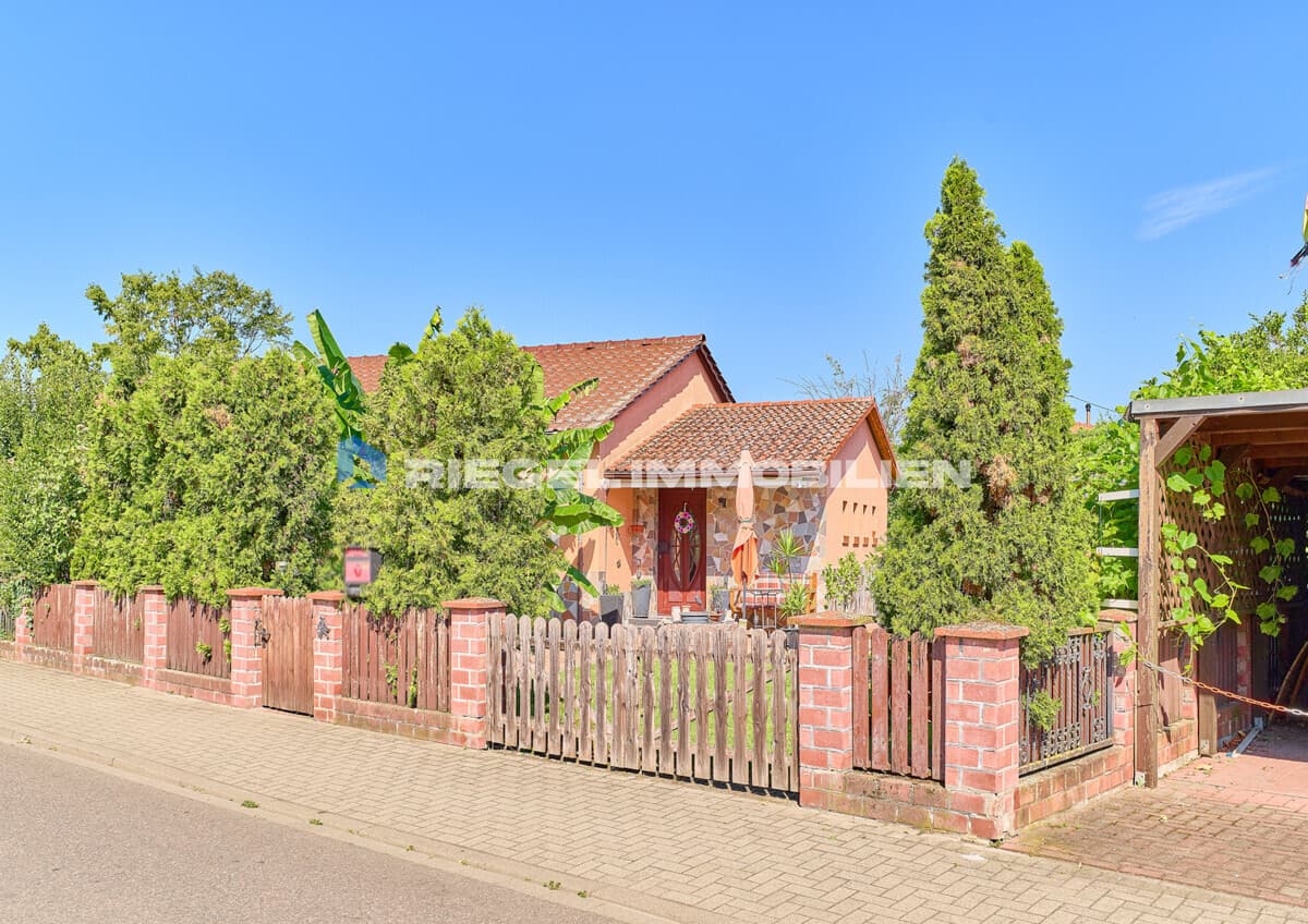 Gepflegter Bungalow mit Garage und 3 Carports auf einem 808,00 m² gr. Grundstück, Ludwigshafen