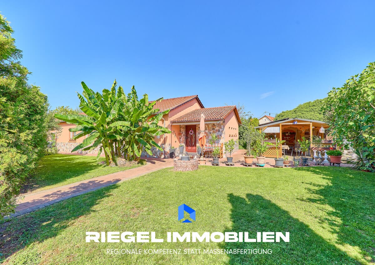 Gepflegter Bungalow mit Garage und 3 Carports auf einem 808,00 m² gr. Grundstück, Ludwigshafen