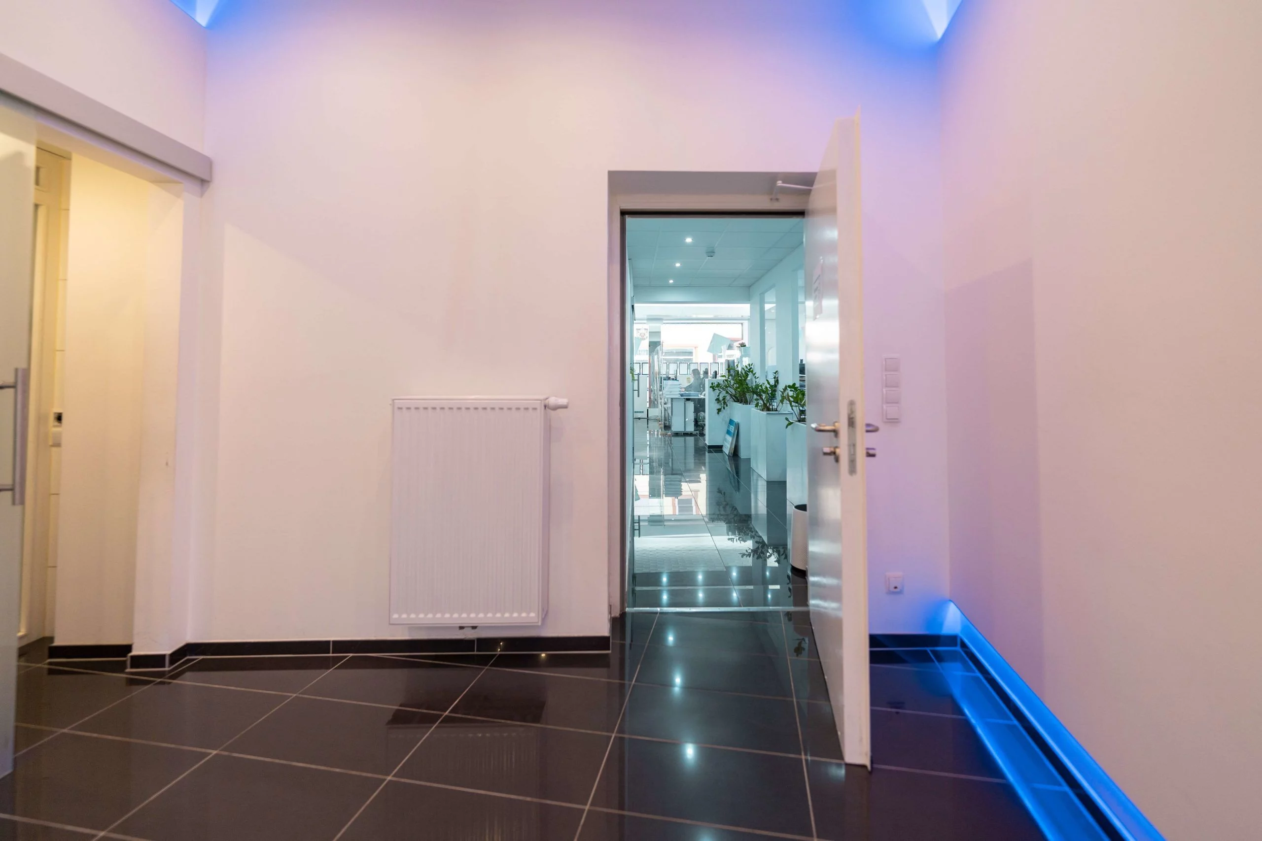Modernes RIEGEL-Büro mit blauer Lichtführung